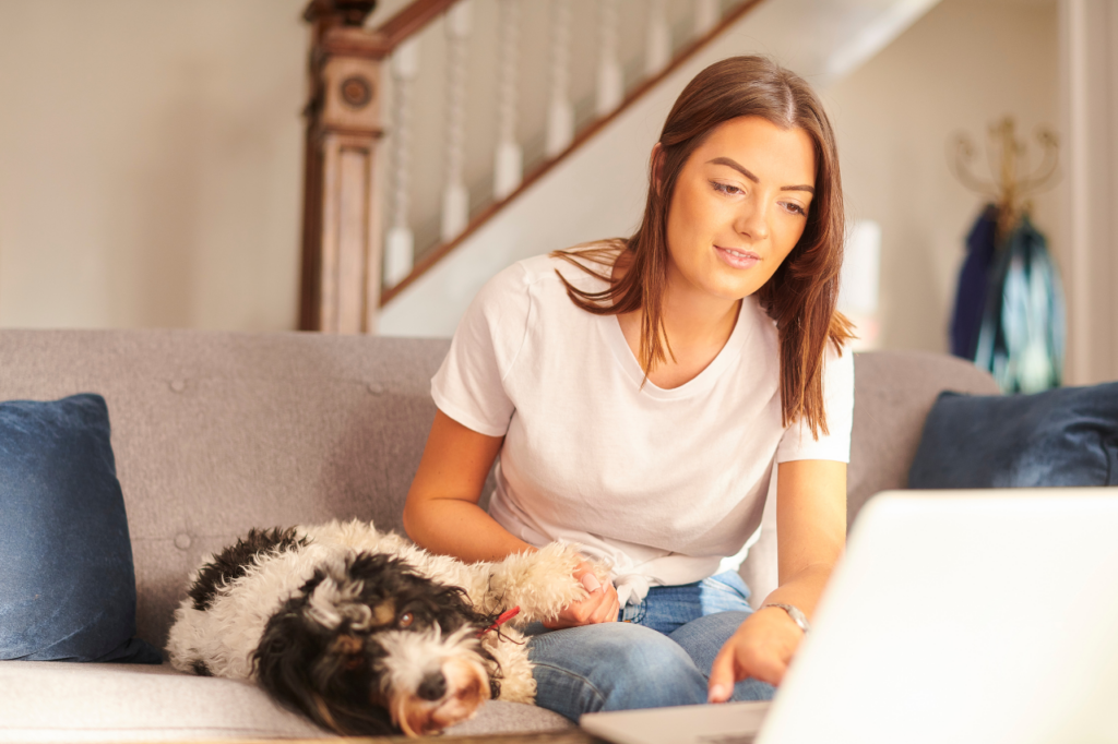 Propriétaire souscrivant une assurance santé pour animaux sur un ordinateur.